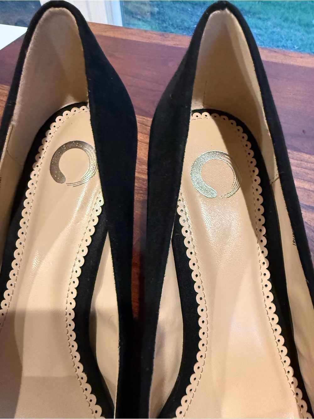 Journee Collection Black Pointed Toe Ruffle Pump - Picture 7 of 9